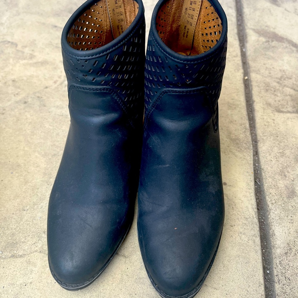 I am unable to fit on these boots after my pregnancy.